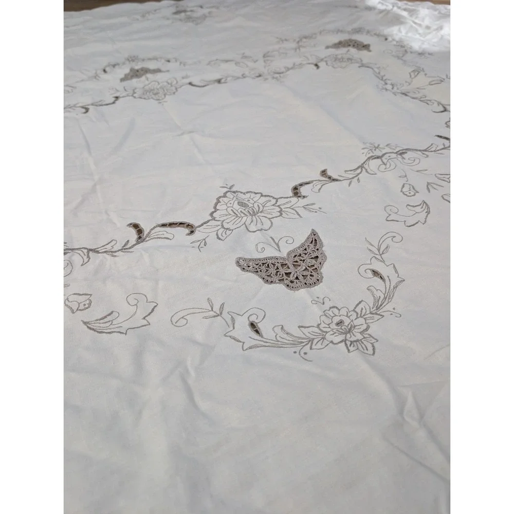 Vintage Embroidered‎ Scalloped Edge Cotton Ivory Tablecloth Oval 65